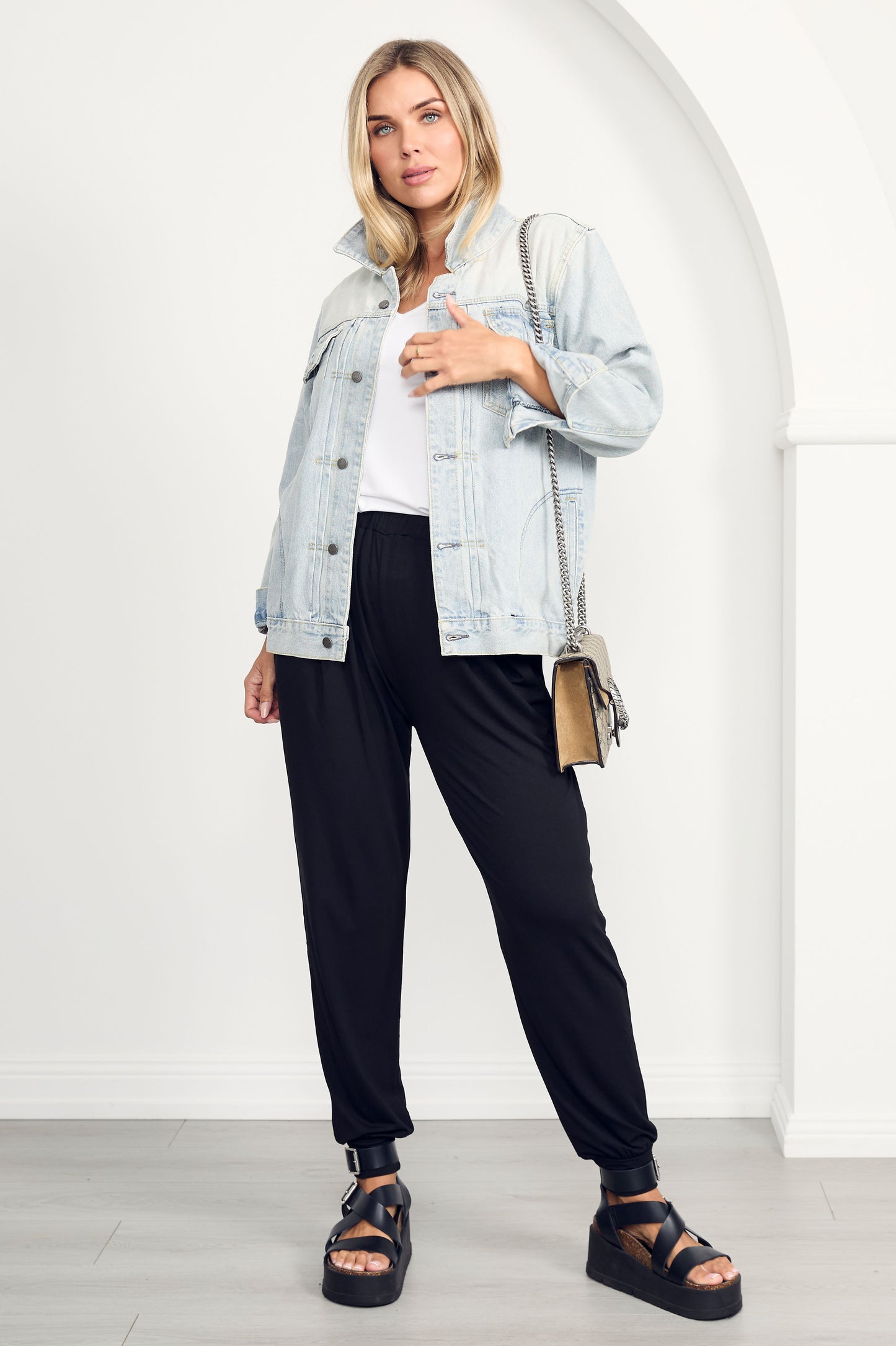 SIGNATURE RELAXED Denim Long-Sleeve Classic Length Jacket | Light Wash