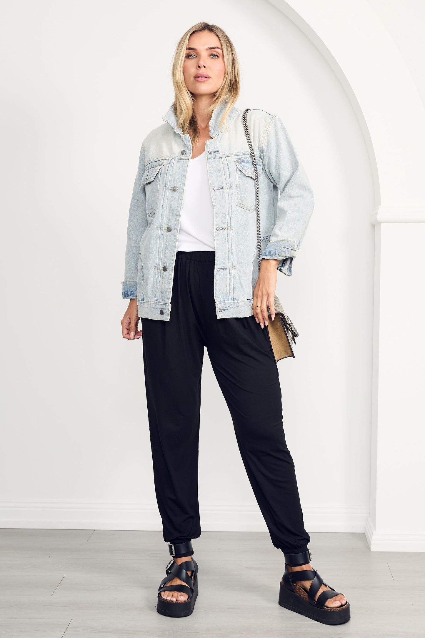 SIGNATURE RELAXED Denim Long-Sleeve Classic Length Jacket | Light Wash