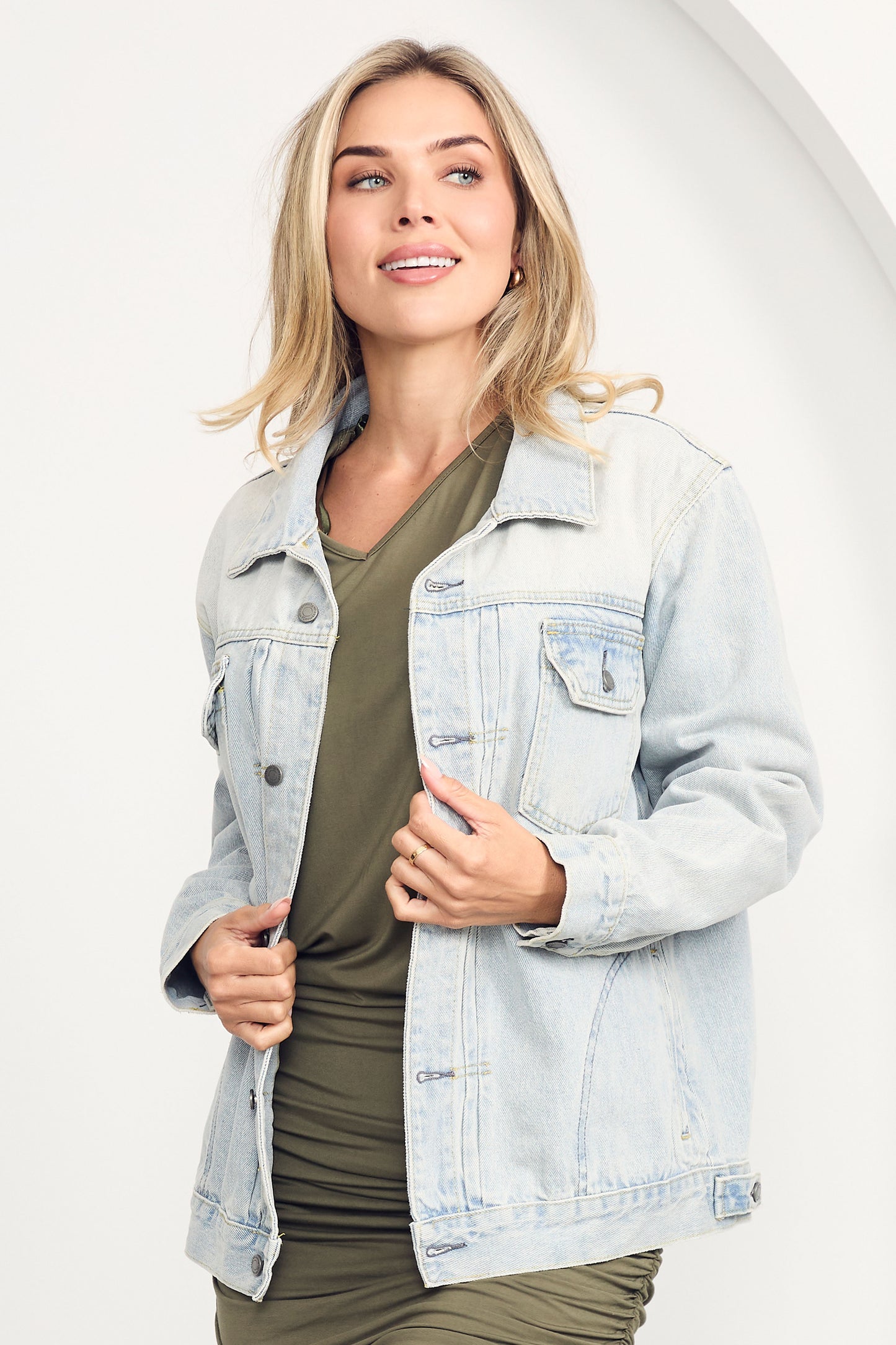 SIGNATURE RELAXED Denim Long-Sleeve Classic Length Jacket | Light Wash